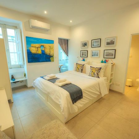 Seaview Sliema 30 Seconds To High Street & Ferry, 2X Double En-Suite Bedrooms, Modern Whole Traditional Townhouse, Kitchen, Living Area, & Roof Terrace Exterior foto