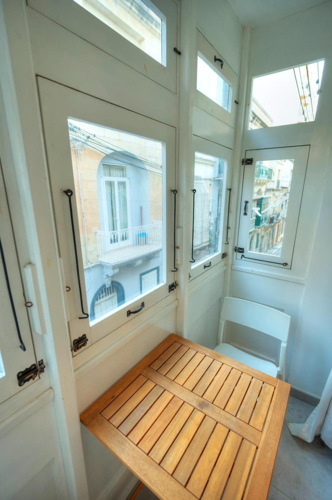 Seaview Sliema 30 Seconds To High Street & Ferry, 2X Double En-Suite Bedrooms, Modern Whole Traditional Townhouse, Kitchen, Living Area, & Roof Terrace Exterior foto